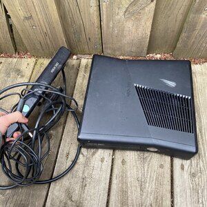 Microsoft Xbox 360 Bundle With Kinnect